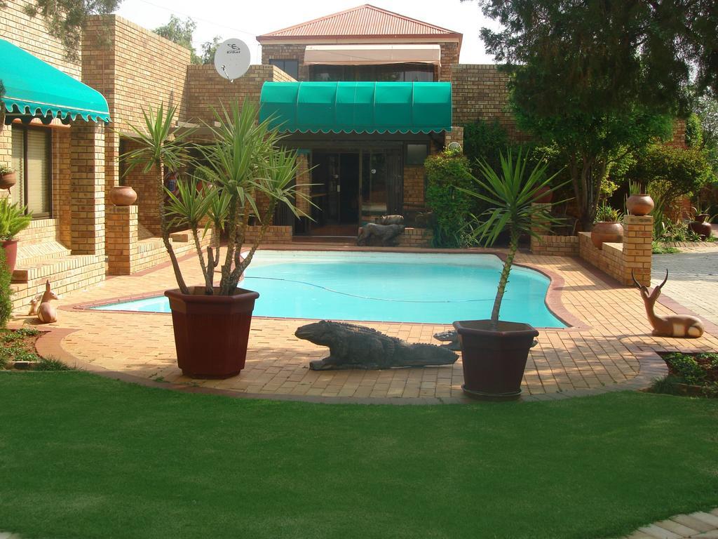 Boga Legaba Guest House & Conference Centre Mafikeng Esterno foto