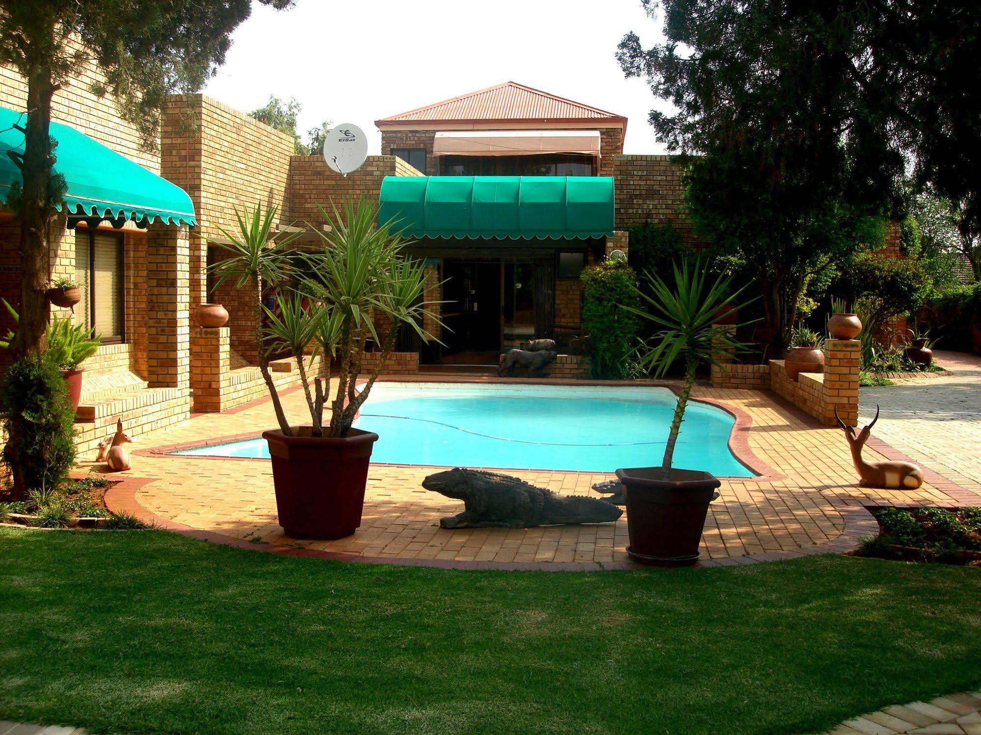 Boga Legaba Guest House & Conference Centre Mafikeng Esterno foto